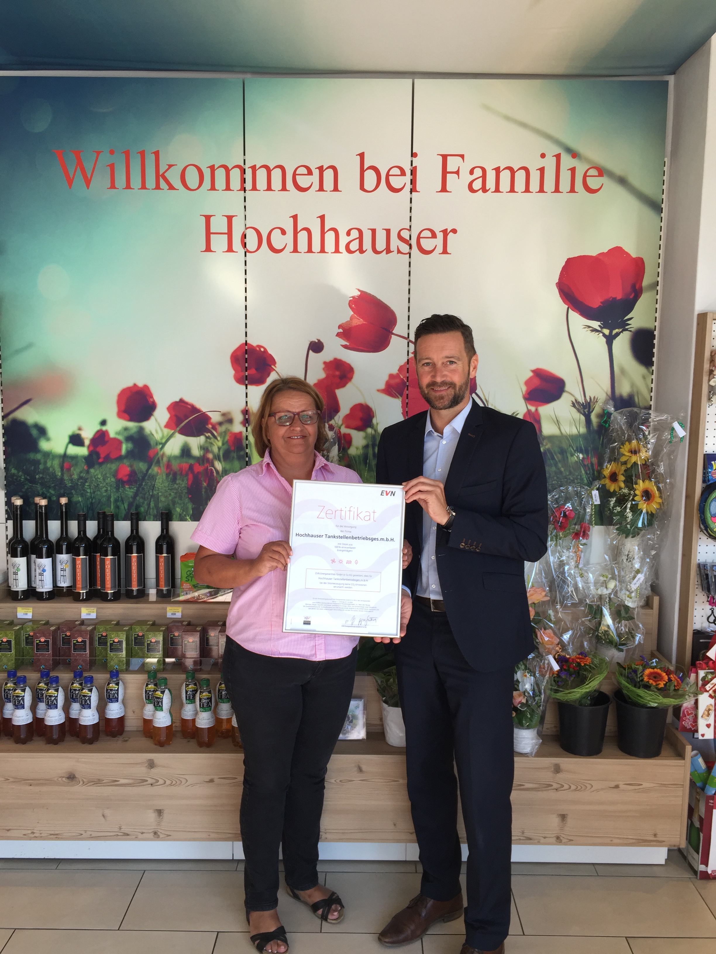 EVN Großkundenbetreuer Markus Ötsch (re.) übergibt Öko-Zertifikate an Prokuristin Annemarie Hochhauser